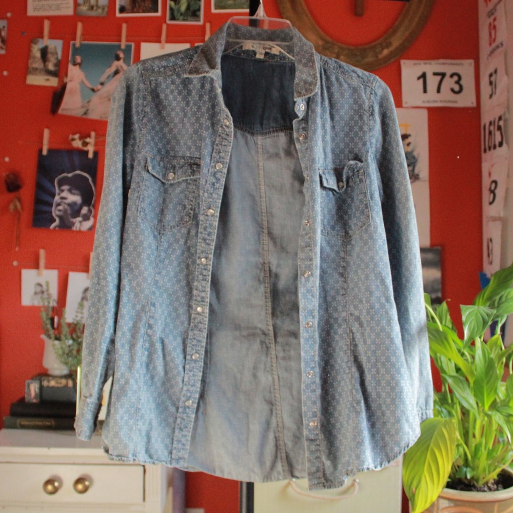 Button Up 🌻 - Picture 2 of 3